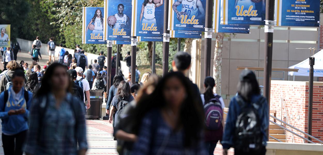Estudantes da Universidade da Califórnia Los Angeles (UCLA) caminham no campus da instituição em Los Angeles (Foto: REUTERS/Lucy Nicholson) Estudantes da Universidade da Califórnia Los Angeles (UCLA) caminham no campus da instituição em Los Angeles