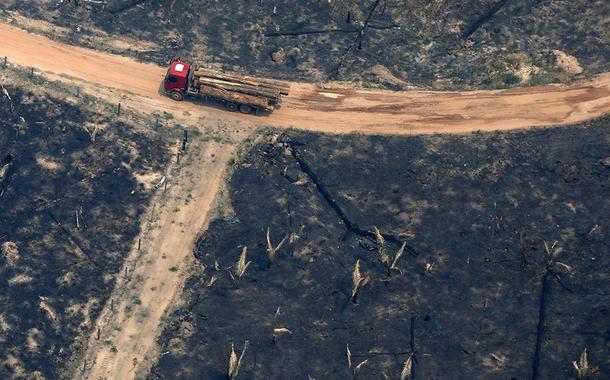 Caminhão transita em área desmatada da Amazônia, no Estado do Acre 24/08/2019 (Foto: REUTERS/Bruno Kelly) Caminhão transita em área desmatada da Amazônia, no Estado do Acre 24/08/2019