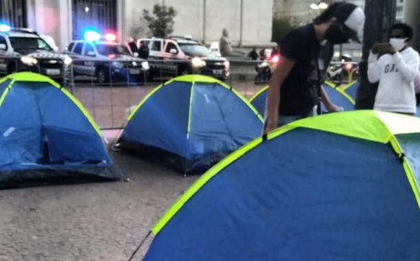 Sem-tetos acampam em frente à Prefeitura (Foto: Reprodução) Sem-tetos acampam em frente à Prefeitura