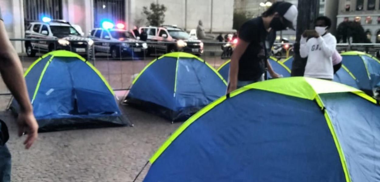 Sem-tetos acampam em frente à Prefeitura (Foto: Reprodução) Sem-tetos acampam em frente à Prefeitura