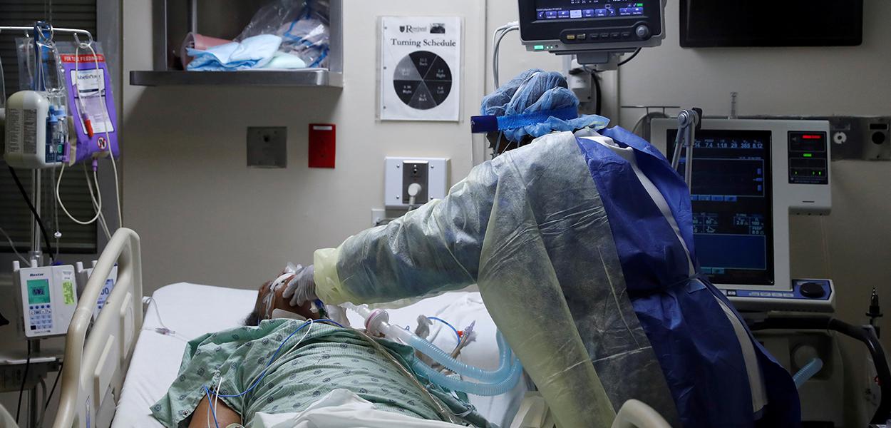 Enfermeira manuseia respirador em paciente com Covid-19 em UTI de hospital em Chicago, nos EUA 22/04/2020 (Foto: REUTERS/Shannon Stapleton) Enfermeira manuseia respirador em paciente com Covid-19 em UTI de hospital em Chicago, nos EUA 22/04/2020