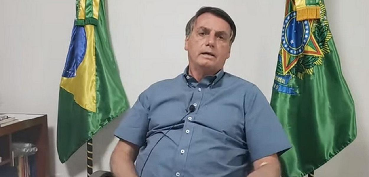 Tossindo, Bolsonaro reclama de perseguição (Foto: Reprodução) Tossindo, Bolsonaro reclama de perseguição