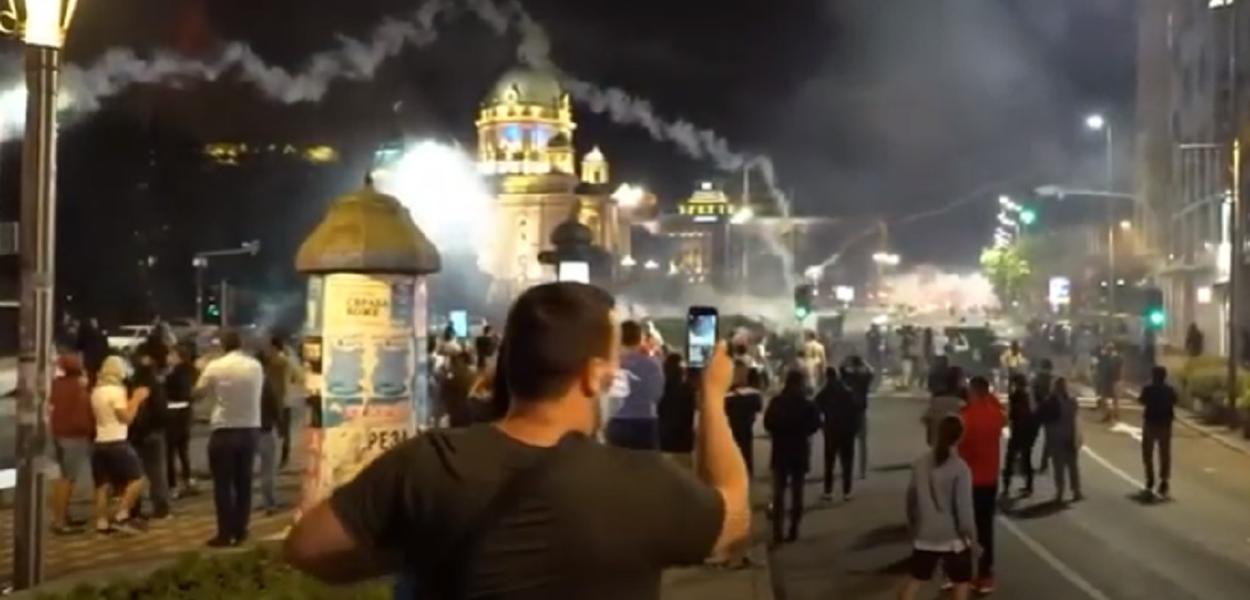 Sérvios protestam contra negligência de governo na pandemia (Foto: Reprodução) Sérvios protestam contra negligência de governo na pandemia