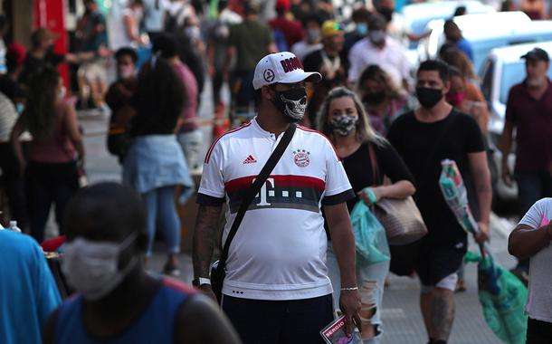 Pessoas com máscaras de proteção contra o coronavírus em região comercial de São Paulo (SP). (Foto: REUTERS/Amanda Perobelli) Pessoas com máscaras de proteção contra o coronavírus em região comercial de São Paulo (SP).