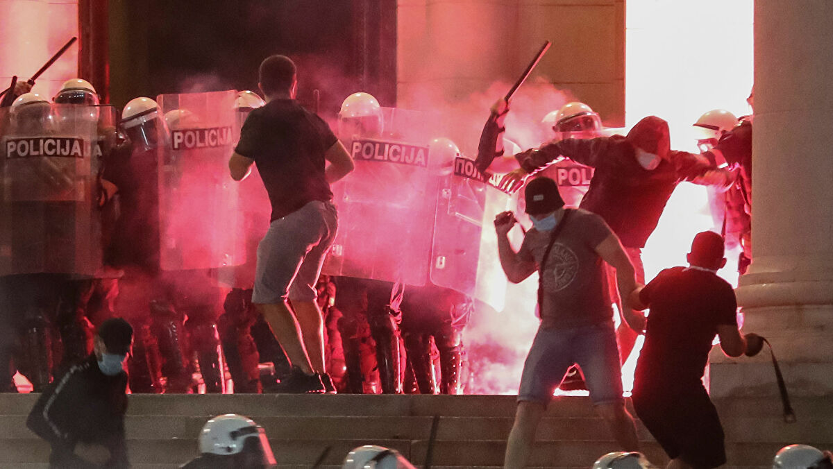 Protesto na Sérvia contra restrições durante a pandemia (Foto: Reuters/Marko Djurica) Protesto na Sérvia contra restrições durante a pandemia