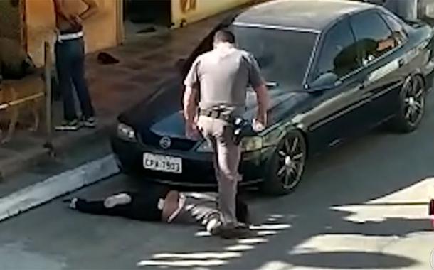 Policial militar pisando no pescoço de uma mulher negra de 51 anos na Zona Sul de SP (Foto: Reprodução/TV Globo) Policial militar pisando no pescoço de uma mulher negra de 51 anos na Zona Sul de SP