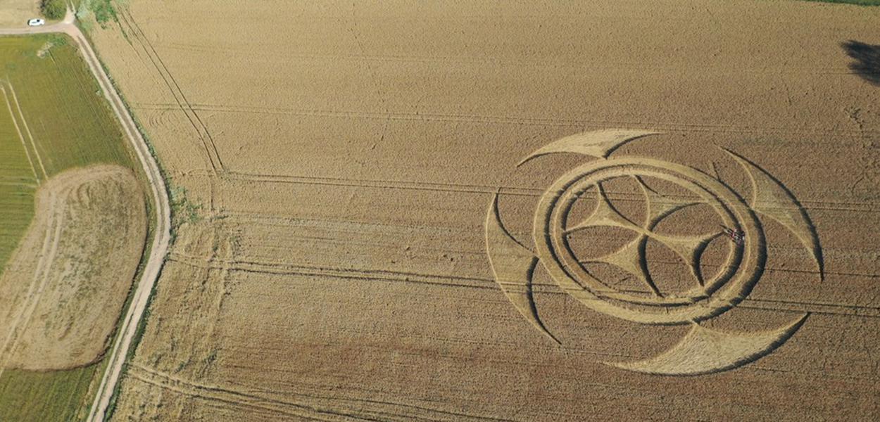 Símbolo em campo de trigo na França (Foto: Pascal Rossignol/Reuters) Símbolo em campo de trigo na França