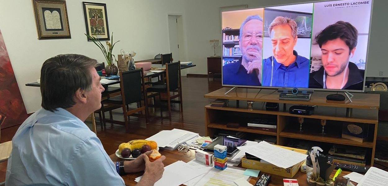 Bolsonaro posta foto assistindo a live de apoiadores (Foto: Reprodução) Bolsonaro posta foto assistindo a live de apoiadores