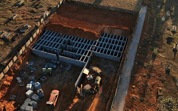 Operários preparam covas em cemitério de Taguatinga, em Brasília, durante a pandemia de Covid-19 16/07/2020 (Foto: REUTERS/Ueslei Marcelino) Operários preparam covas em cemitério de Taguatinga, em Brasília, durante a pandemia de Covid-19 16/07/2020