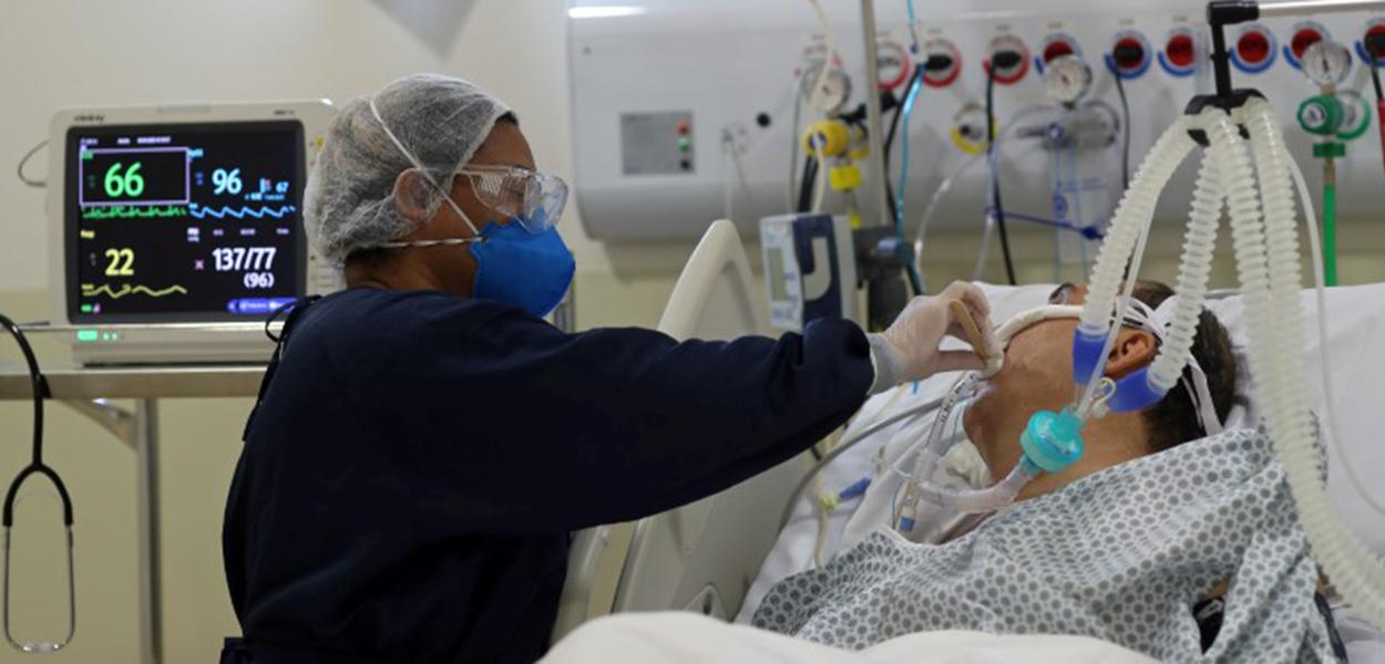 Em 16 estados há uma aceleração de novos casos da Covid-19 (Foto: REUTERS/Amanda Perobelli) Em 16 estados há uma aceleração de novos casos da Covid-19