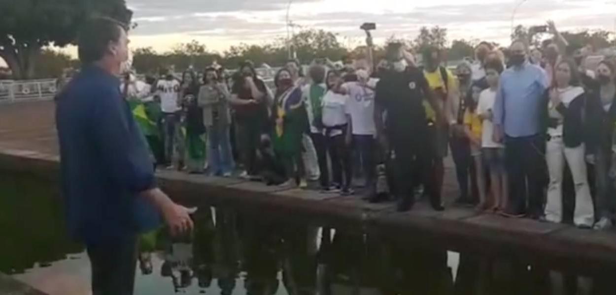 Bolsonaro fala a apoiadores na área externa do Palácio da Alvorada (Foto: Reprodução) Bolsonaro fala a apoiadores na área externa do Palácio da Alvorada