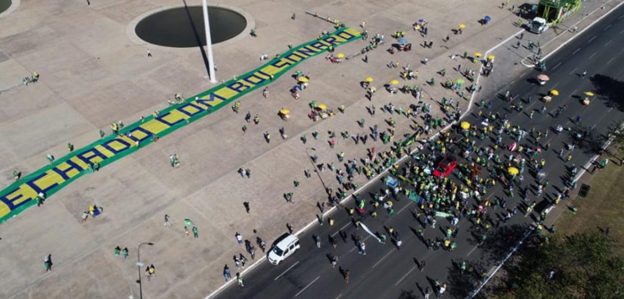 Manifestantes se reúnem na Esplanada em ato de apoio a Bolsonaro (Foto: Divulgação) www.brasil247.com - Manifestantes se reúnem na Esplanada em ato de apoio a Bolsonaro