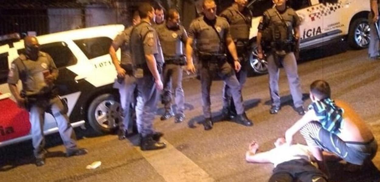 Homem agredido pela Polícia Militar (Foto: Ponte Jornalismo) Homem agredido pela Polícia Militar