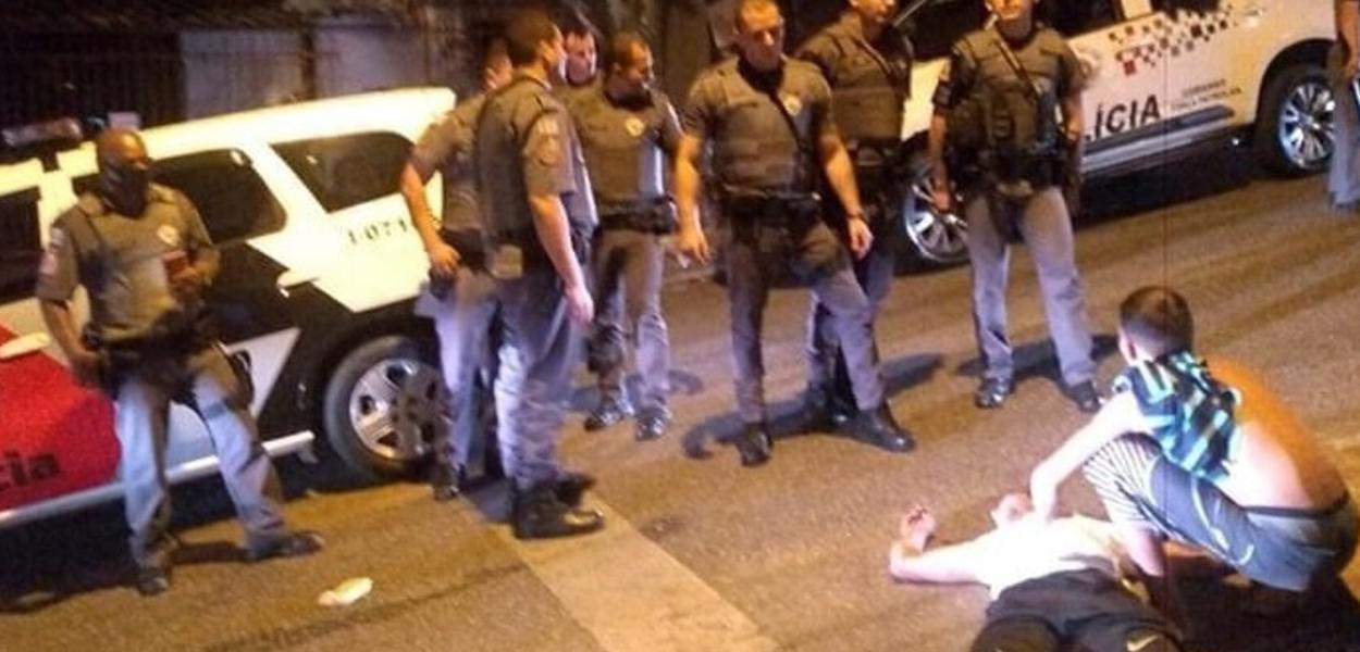 Homem agredido pela Polícia Militar (Foto: Ponte Jornalismo) Homem agredido pela Polícia Militar
