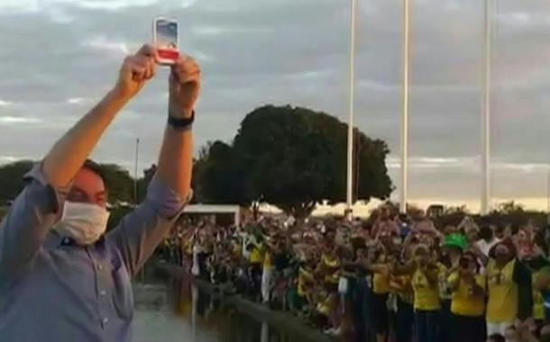 Bolsonaro mostrando uma caixa de cloroquina (Foto: Reprodução) Bolsonaro mostrando uma caixa de cloroquina