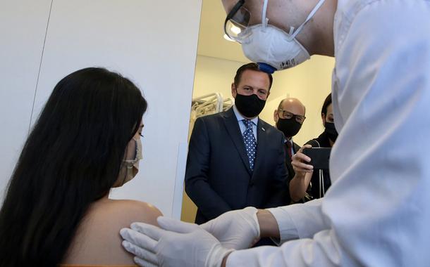 Governador do Estado de São Paulo, João Doria, acompanha aplicação da primeira dose da vacina Coronovac no Hospital das Clínicas de São Paulo. (Foto: Governo do Estado de São Paulo) Governador do Estado de São Paulo, João Doria, acompanha aplicação da primeira dose da vacina Coronovac no Hospital das Clínicas de São Paulo.