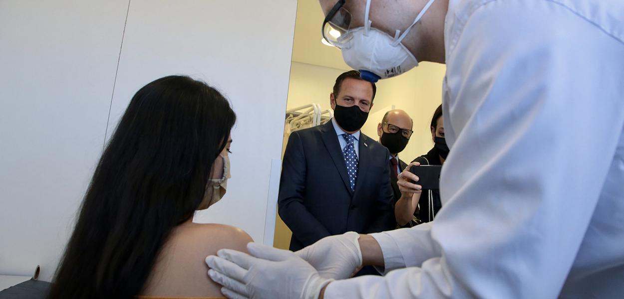Governador do Estado de São Paulo, João Doria, acompanha aplicação da primeira dose da vacina Coronovac no Hospital das Clínicas de São Paulo. (Foto: Governo do Estado de São Paulo) Governador do Estado de São Paulo, João Doria, acompanha aplicação da primeira dose da vacina Coronovac no Hospital das Clínicas de São Paulo.