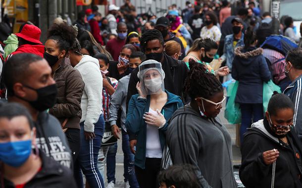 Pessoas com máscaras de proteção facial caminham em rua de comércio popular em São Paulo (Foto: REUTERS/Amanda Perobelli) Pessoas com máscaras de proteção facial caminham em rua de comércio popular em São Paulo