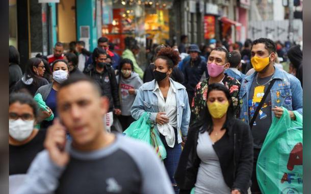 Pessoas com máscaras faciais no comércio popular de São Paulo (Foto: REUTERS/Amanda Perobelli) Pessoas com máscaras faciais no comércio popular de São Paulo