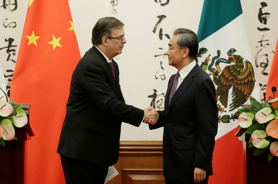 Marcelo Ebrard e Wang Yi (Foto: REUTERS/Jason Lee) Marcelo Ebrard e Wang Yi