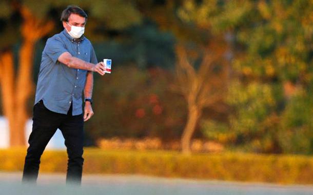 Negacionista, Bolsonaro concede a si próprio medalha de Mérito Científico