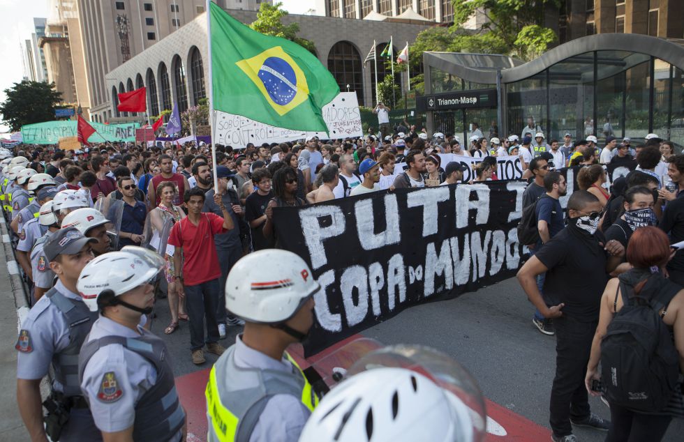 Manifestação contra a copa de 2014 (Foto: BOSCO MARTÍN) Manifestação contra a copa de 2014