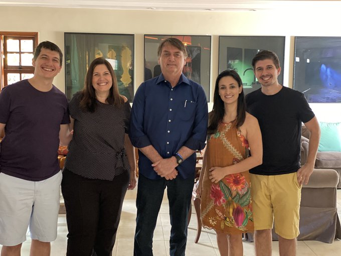 Bia Kicis junto com sua família e Jair Bolsonaro (Foto: Reprodução/Twitter) Bia Kicis junto com sua família e Jair Bolsonaro
