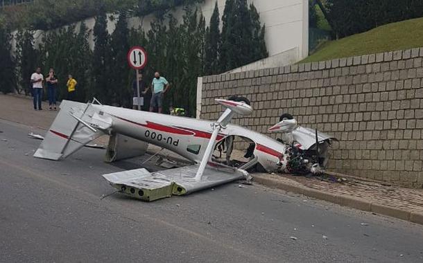 Monomotor cai na rua em SC e deixa feridos (Foto: Reprodução/Twitter) Monomotor cai na rua em SC e deixa feridos