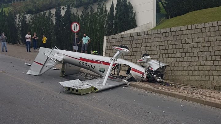 Monomotor cai na rua em SC e deixa feridos (Foto: Reprodução/Twitter) Monomotor cai na rua em SC e deixa feridos