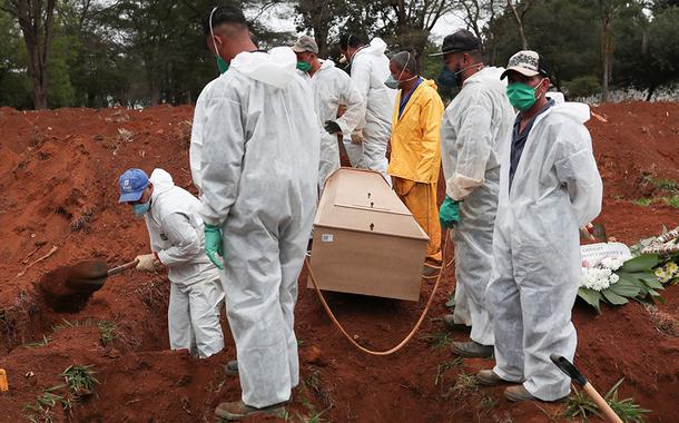 Enterro de vítima da Covid-19 no cemitério da Vila Formosa, em São Paulo (SP) (Foto: REUTERS/Amanda Perobelli) Enterro de vítima da Covid-19 no cemitério da Vila Formosa, em São Paulo (SP)