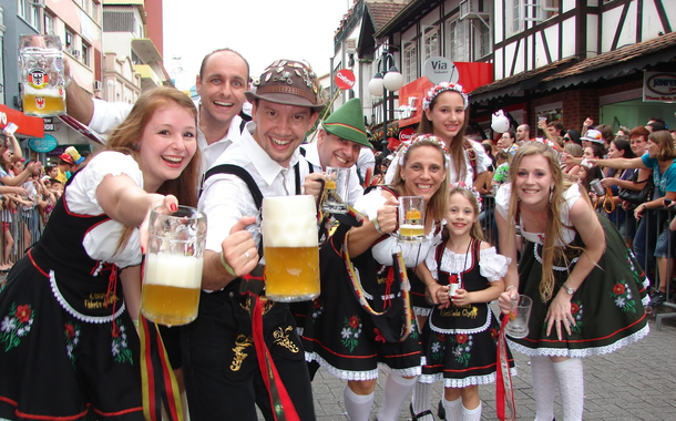 Loira bebe cerveja na Oktoberfest em Blumenau (Foto: Divulgação) Loira bebe cerveja na Oktoberfest em Blumenau