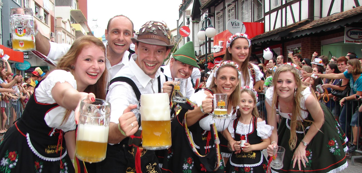 Loira bebe cerveja na Oktoberfest em Blumenau (Foto: Divulgação) Loira bebe cerveja na Oktoberfest em Blumenau