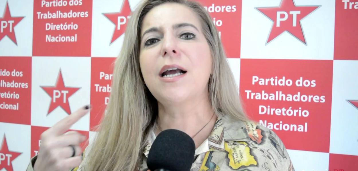Luizianne defende a revogação do reajuste das taxas de Alvará e Licença Sanitária. Luizianne defende a revogação do reajuste das taxas de Alvará e Licença Sanitária.