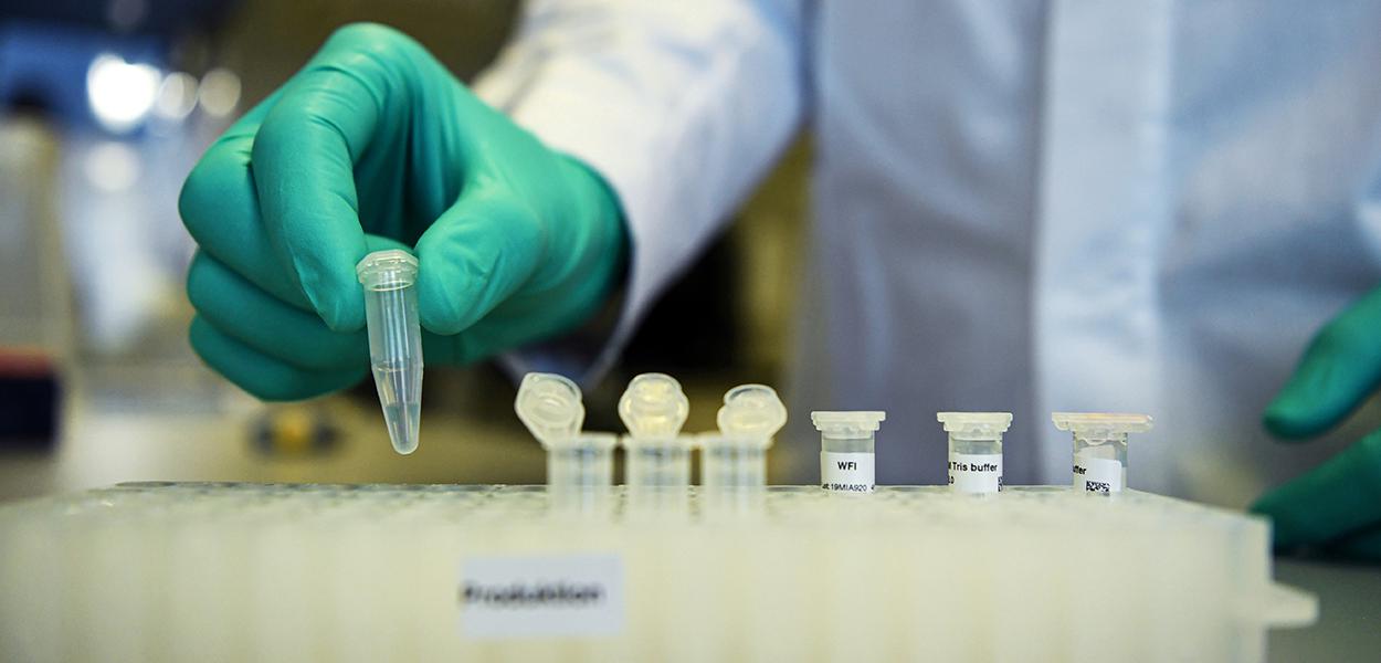 Instituto Senai de Inovação em Química Verde (ISI QV) e Scienco Biotecnologia, de Santa Catarina, formam parceria para inovação em testes da Covid-19 (Foto: REUTERS/Andreas Gebert) Instituto Senai de Inovação em Química Verde (ISI QV) e Scienco Biotecnologia, de Santa Catarina, formam parceria para inovação em testes da Covid-19