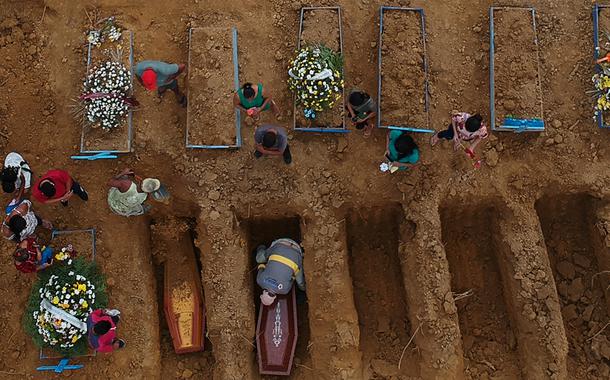 Cemitério Parque Tarumã, em Manaus (Foto: REUTERS/Bruno Kelly) Cemitério Parque Tarumã, em Manaus