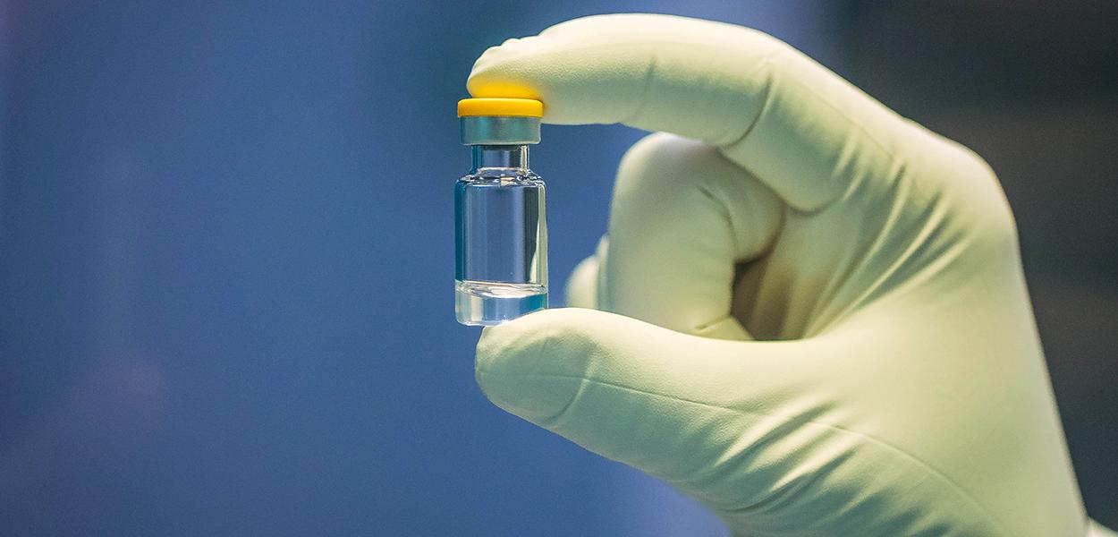 OMS faz apelo para que países apoiem esquema de vacina "Covax" (Foto: Hartmut Boesener/IDT Biologika/Divulgação via Reuters) OMS faz apelo para que países apoiem esquema de vacina "Covax"