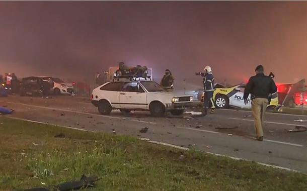 Acidente envolve 20 veículos em São José dos Pinhais, no Paraná (Foto: Reprodução (Globo)) Acidente envolve 20 veículos em São José dos Pinhais, no Paraná