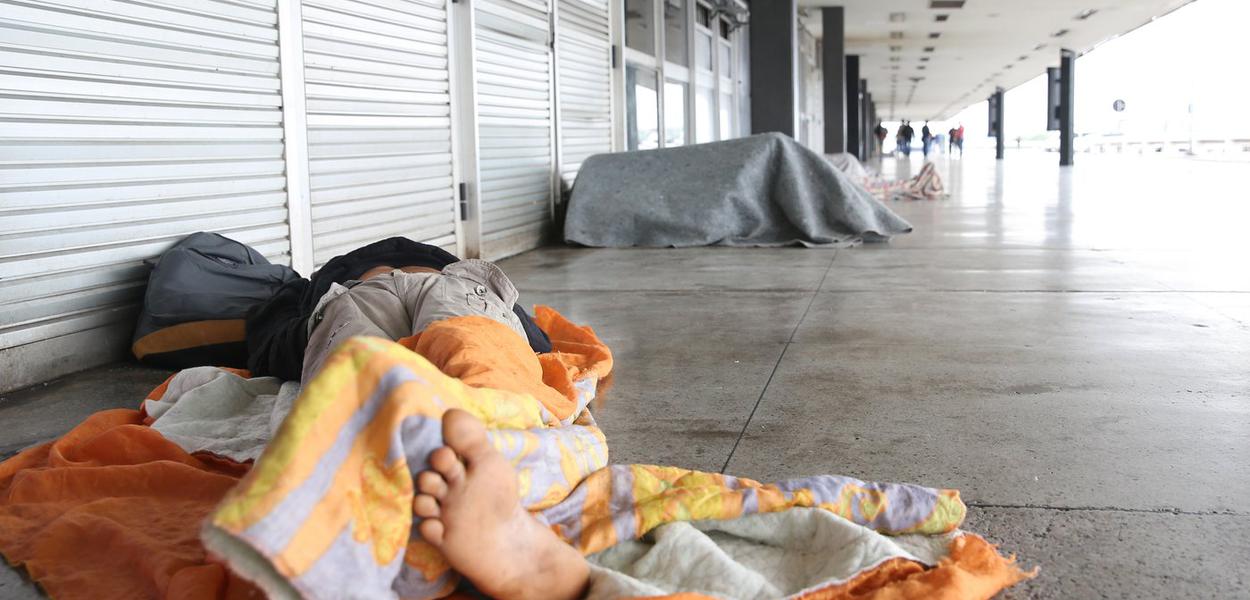 Vários moradores de rua estão sem receber auxílio do governo (Foto: José Cruz/Agência Brasil) Vários moradores de rua estão sem receber auxílio do governo