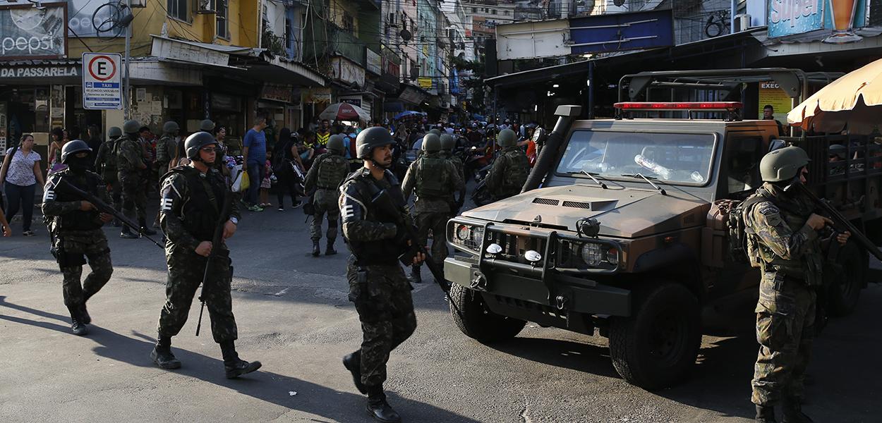 Militares operando na favela da Rocinha para combater confrontos entre facções de traficantes de drogas (Foto: Fernando Frazão/Agência Brasil) Militares operando na favela da Rocinha para combater confrontos entre facções de traficantes de drogas
