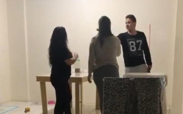 Militar usa cassetete e comete ato violento contra mulheres em SC (Foto: Reprodução) Militar usa cassetete e comete ato violento contra mulheres em SC