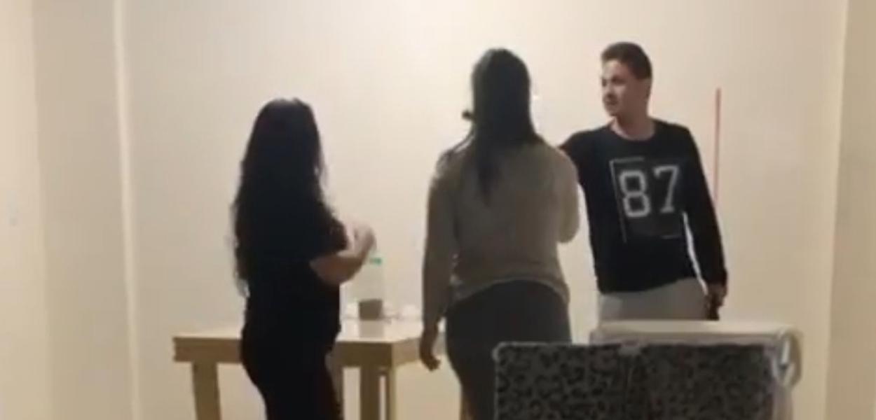 Militar usa cassetete e comete ato violento contra mulheres em SC (Foto: Reprodução) Militar usa cassetete e comete ato violento contra mulheres em SC