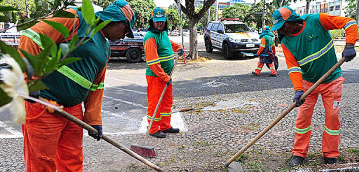 Garis são demitidos em Brasília (Foto: Reprodução) Garis são demitidos em Brasília