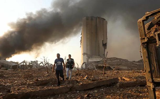 Bombeiros trabalham em área atingida por explosão em Beirute (Foto: REUTERS/Mohamed Azakir) Bombeiros trabalham em área atingida por explosão em Beirute