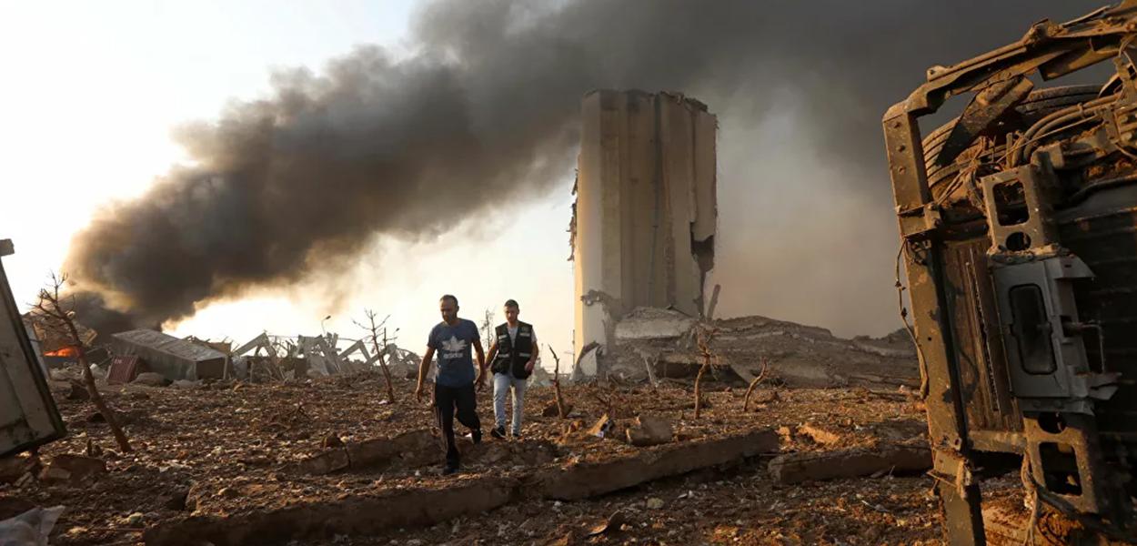 Bombeiros trabalham em área atingida por explosão em Beirute (Foto: REUTERS/Mohamed Azakir) Bombeiros trabalham em área atingida por explosão em Beirute