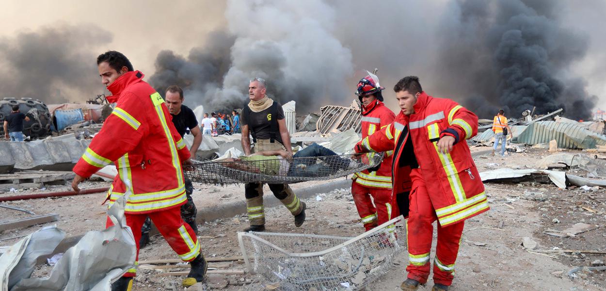 Bombeiros retiram homem ferido do local de explosão em Beirute (Foto: REUTERS/Mohamed Azakir) Bombeiros retiram homem ferido do local de explosão em Beirute