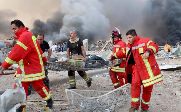 Bombeiros retiram homem ferido do local de explosão em Beirute (Foto: REUTERS/Mohamed Azakir) Bombeiros retiram homem ferido do local de explosão em Beirute