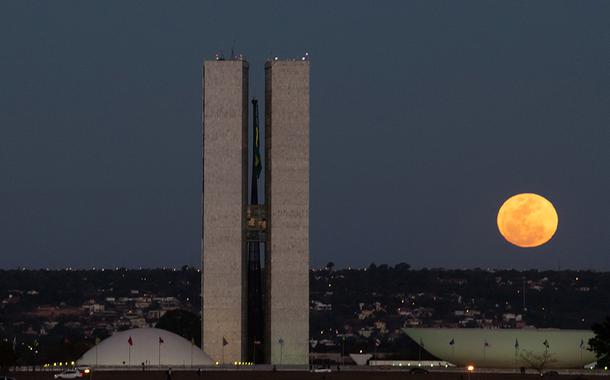 Fachada do Congresso Nacional, a sede das duas Casas do Poder Legislativo brasileiro, em noite de lua cheia. 4 de agosto de 2020 (Foto: Pedro França/Agência Senado) Fachada do Congresso Nacional, a sede das duas Casas do Poder Legislativo brasileiro, em noite de lua cheia. 4 de agosto de 2020