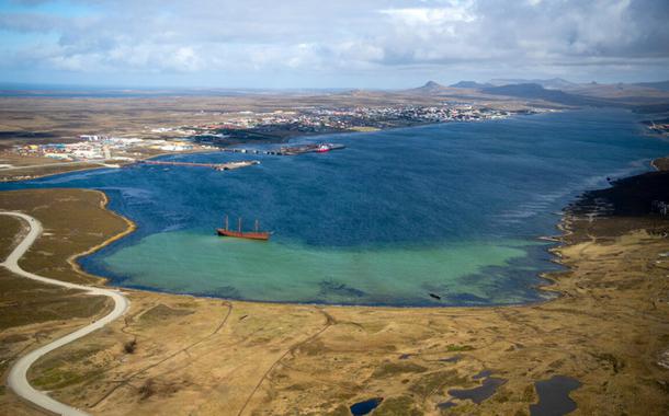 Vista Aérea de Puerto Argentino, Ilhas Malvinas (Foto: Russia Today) Vista Aérea de Puerto Argentino, Ilhas Malvinas