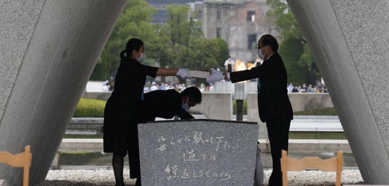 Lista com nomes de mortos na guerra é entregue ao prefeito de Hiroshima, Kazumi Matsui, por representante das famílias das vítimas da bomba atômica, no Parque da Paz Kyodo (Foto: REUTERS) Lista com nomes de mortos na guerra é entregue ao prefeito de Hiroshima, Kazumi Matsui, por representante das famílias das vítimas da bomba atômica, no Parque da Paz Kyodo