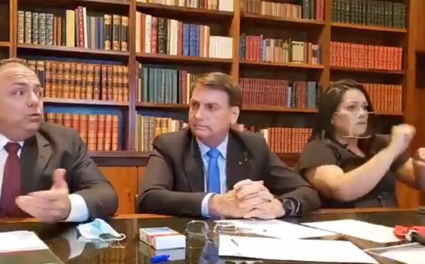 Jair Bolsonaro ao lado de Eduardo Pazuello durante live (Foto: Reprodução) Jair Bolsonaro ao lado de Eduardo Pazuello durante live